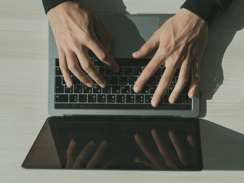 Experto en informática forense realizando análisis digital en procesos judiciales y cibercrimen