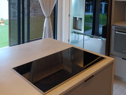 Cozinha com um fogão de indução