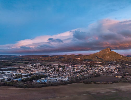 Vue aérienne par drone du Pic Saint-Loup au lever du soleil