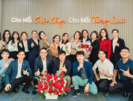 Tập thể nhân viên và tư vấn viên bảo hiểm tại Prudential Ngũ Hành Sơn