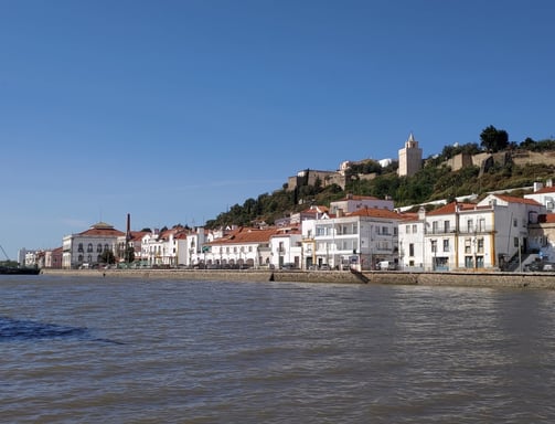 Vista da cidade de Alcácer do Sal, com o rio Sado em primeiro plano