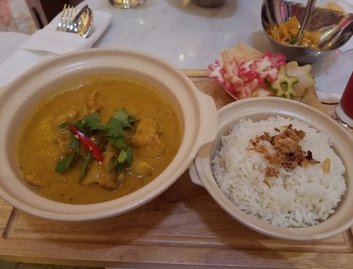 Lady and The Pirate's first taste of Singapore was some delicious Curry