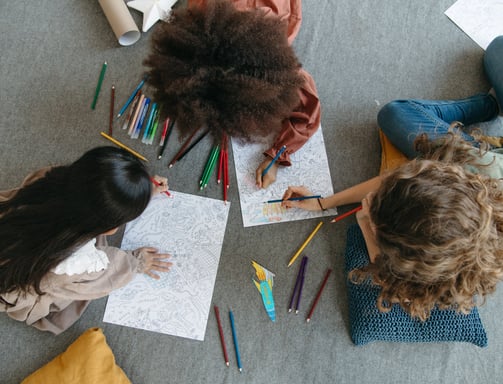 Un groupe d'enfants créatifs dans un atelier d'art-thérapie
