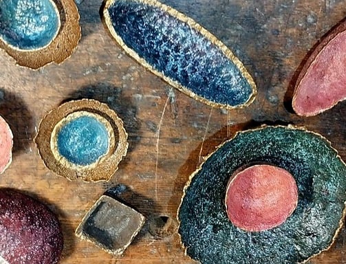 exemple de créations en papier mâché avec couleurs glacis acrylique