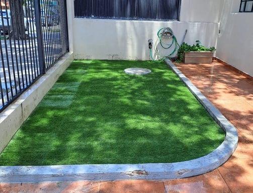 Pasto sintético instalado en una cochera en Guadalajara