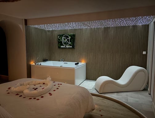 Suite romantique avec balnéo double, sofa tantra, lit king size, ciel étoilé