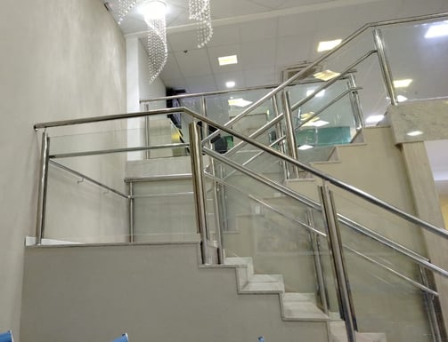 guarda corpo em aço inox e vidro laminado
