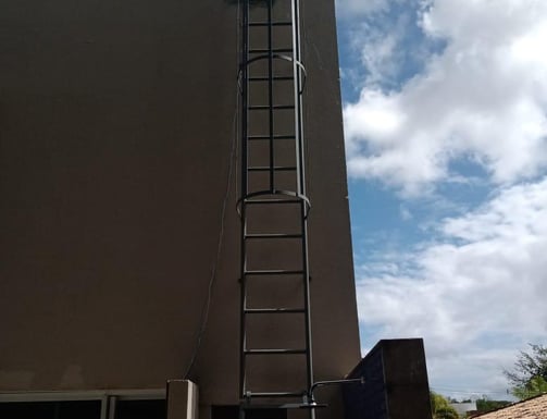 escada marinheiro com guarda corpo em aço