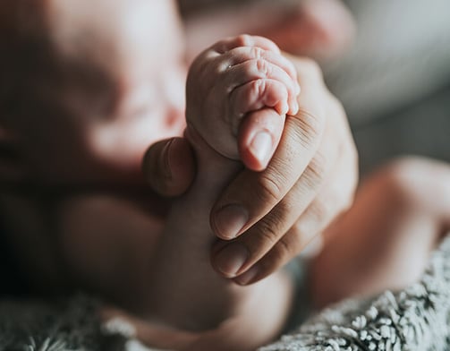 mama laiko kūdikio ranką