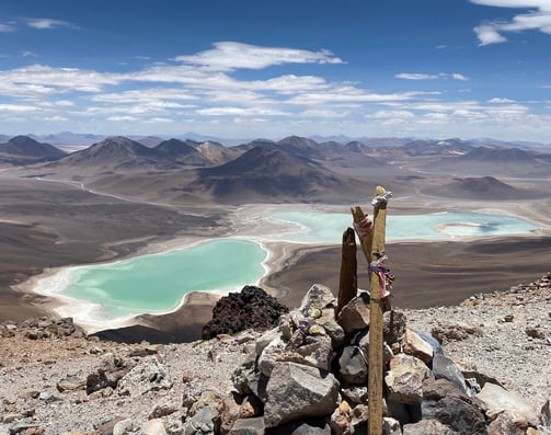 Magnifique vue sur la Laguna Verde lors de l'ascension du volcan Licancabur en Bolivie.