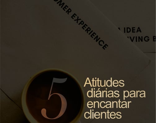 Mesa com pastas e uma xícara de café com a frase "5 Atitudes diárias para encantar clientes"