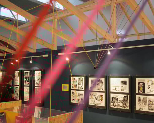 Die Spannung der Seile hält alle Ausstellungselemente von einer sichtbaren „Gravitationskraft".