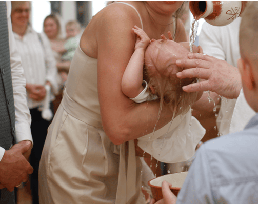 Krikštynų ceremonija bažnyčioje