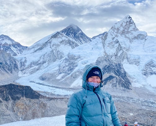 Portrait de Manon avec vue Everest, depuis Kala Patthar.