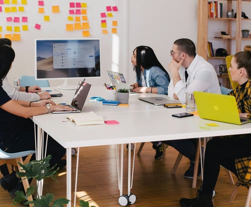 Une équipe en train de travailler ensemble dans un bureau