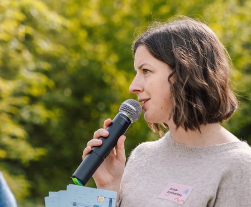 Moderatorin Anna-Katharina Pelzel in aktiver Interaktion mit der Gruppe – lebendig und präsent