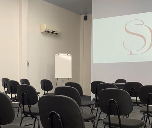 Sala reunião formato palestra - SD espaço para eventos corporativos