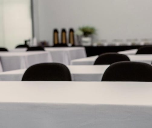 Sala reunião formato treinamento - SD espaço para eventos corporativos