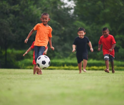 anak-anak bermain bola di perumahan bekasi