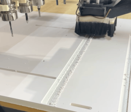 CNC Cortando y Ranurando Panel de PVC