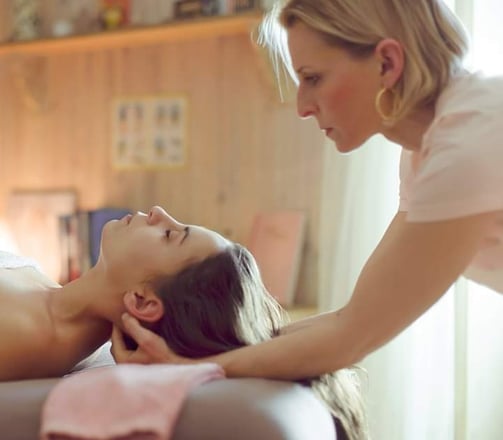 Mouvements doux sur le visage, la nuque et le crâne pour calmer le système nerveux