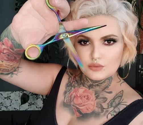 Amanda Amorim na Academia de Ensino Vida Derm é o alicerce de sua maestria em Cortes, Coloração