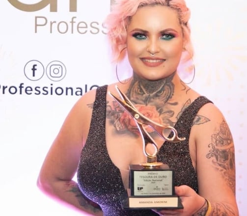 Maquiagem Profissional: Além de suas habilidades como cabeleireira e extensionista, Amanda Amorim maquiadora profissional.