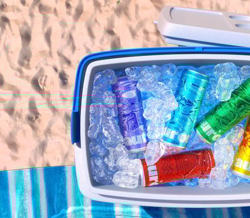 Cerveja Aurora em 3D, lata vermelha em cooler com gelo, ambiente de praia.