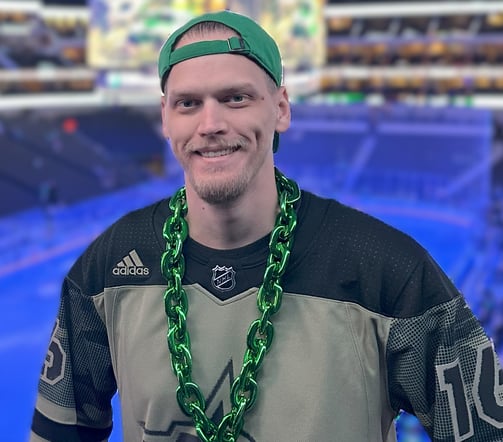 a man in a green jersey and a green chain link link chain link link bracelet