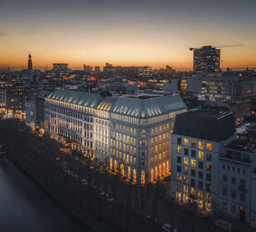 Eine Stadtansicht mit einem großen Gebäude und einem Uhrenturm.