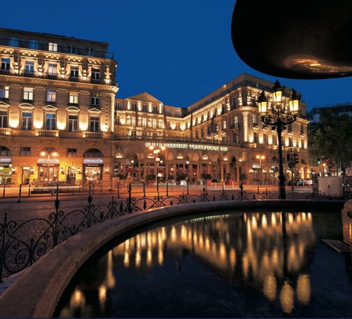 Ein Luxushotel in Frankfurt bei Nacht