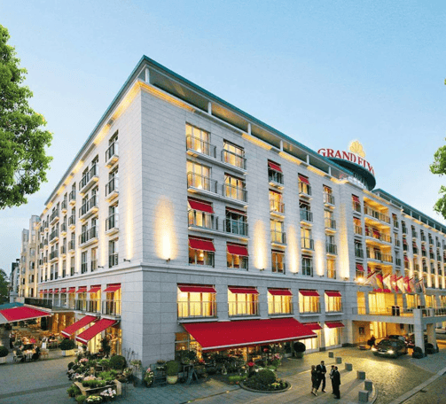 Ein Hotel mit einem roten Vordach.