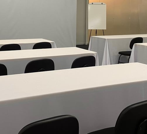 Sala reunião formato treinamento - SD espaço para eventos corporativos