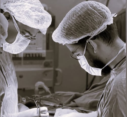 Cirurgiões operando tumor do aparelho digestivo