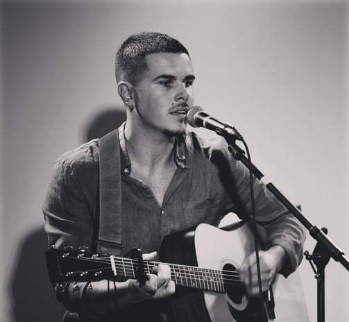 Maz avec sa guitare