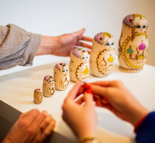 Matroschka Puppen und Hände