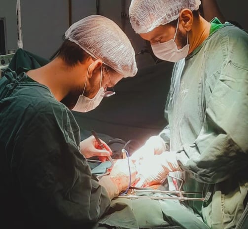 Cirurgiões operando cirurgia do aparelho digestivo
