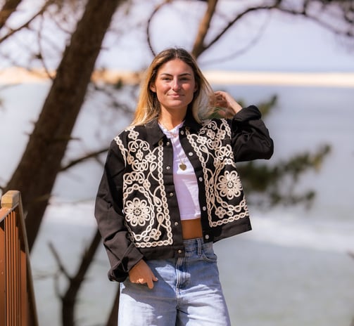 veste style boléro noir et broderies beiges