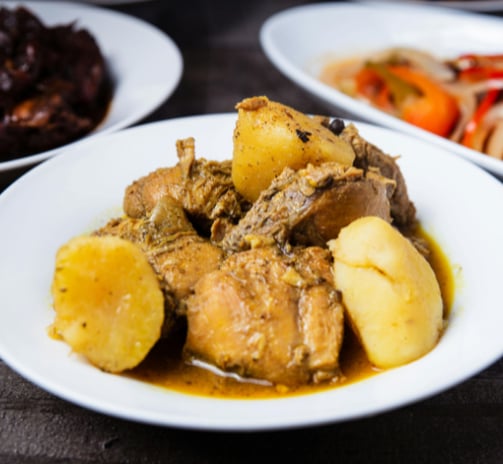 a plate of food with chicken and potatoes