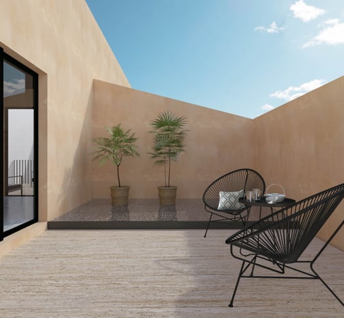 Terraza de casa con materiales neutros y elegantes