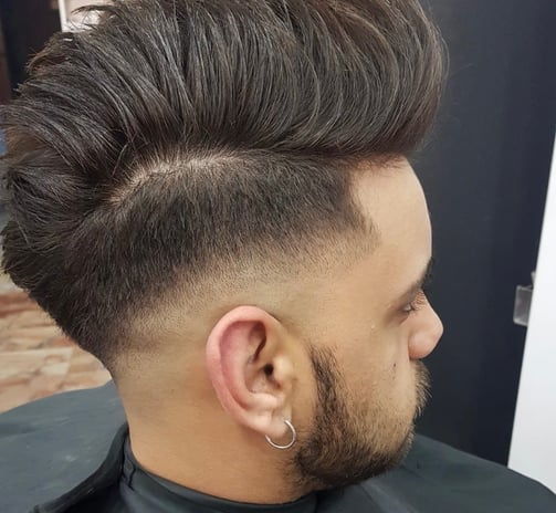 Taglio fade con ciuffo alto e barba curata