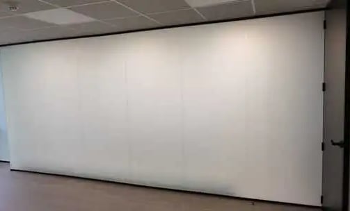 Mampara de oficina en cristal laminar opaco, con puerta de melamina altura de suelo a techo.