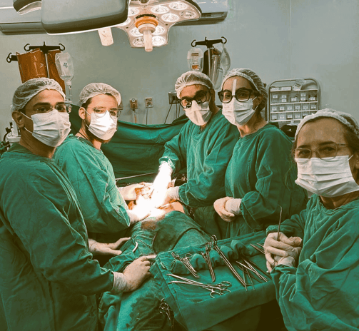 Cirurgia de câncer de fígado sendo realizada por uma equipe de cirurgias
