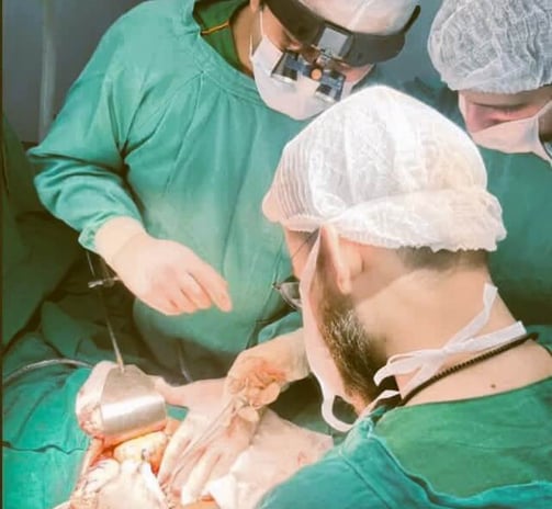 Time de cirurgiões operando um câncer de pâncreas