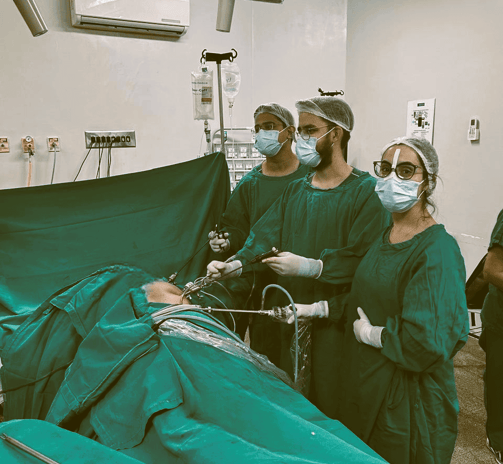 Equipe de cirurgiões realizando uma cirurgia de um câncer de estômago