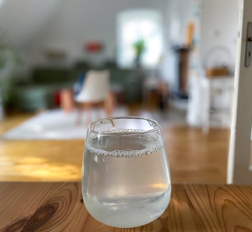 Ein Glas Zitronenwasser steht auf dem Tisch