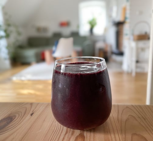Heavy Metal Detox Smoothie im Glas auf Esstisch
