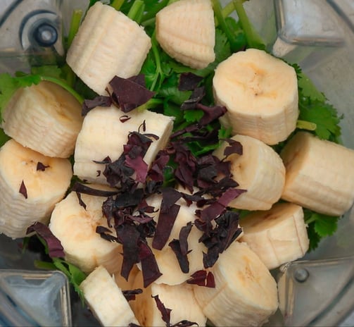 Alle Zutaten für den Heavy Metal Detox Smoothie im Mixer