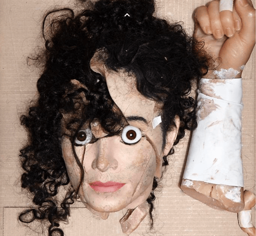 Michael Jackson despedaçado – Imagem de figura de cera de Jackson, rosto e membros danificados.