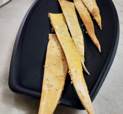 a plate with some kind of food on it